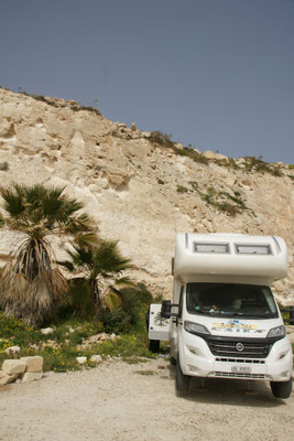 Die Steine oberhalb des Campers sind doch recht lose und viele liegen bereits neben und hinter uns.