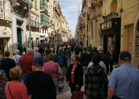 Massen auf der Hauptstrasse in Valletta