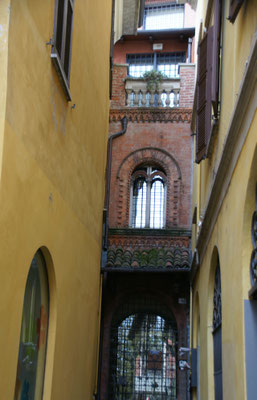 In der Altstadt von Arona interessante Bauten.....