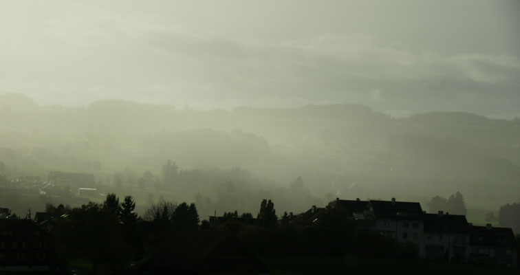 Der Nebel liegt über dem Dorf