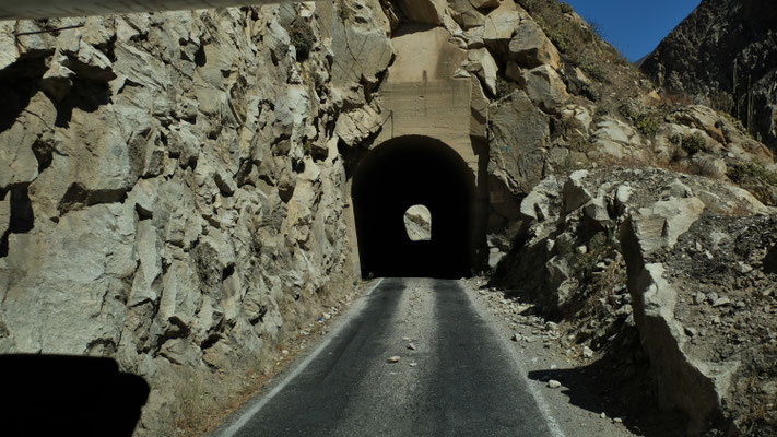 die schaftkantigen Felsen rücken zum Teil beängstigend nahe