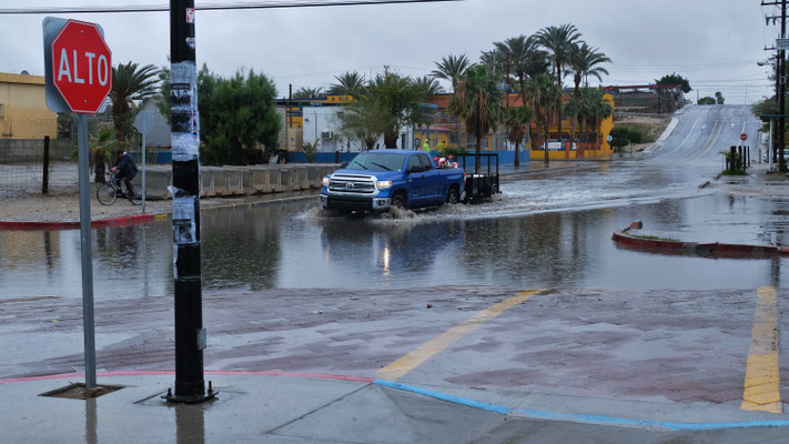 Tatsächlich Regen und die Strassen füllen sich in Windeseile