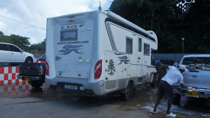 Für die Fahrt auf dem Frachter muss der Camper sauber sein und eine Wäsche lohnt sich heute dppelt.