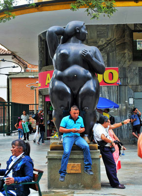 .... mit den freizügigen Bronzeskulpturen von Fernando Botero