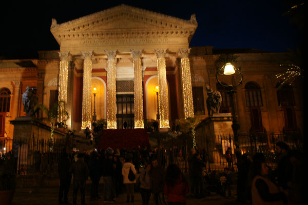 Das Theater Massimo erstrahlt in schönstem Lichterglanz