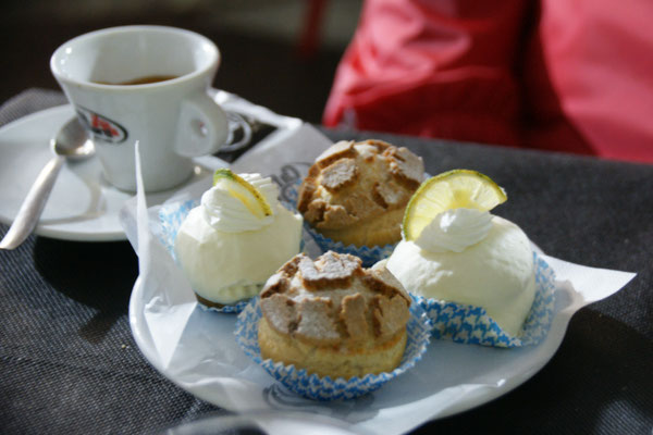 Küchlein und Kaffee ein Präsent des Hauses.