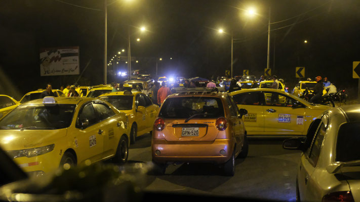  Schliesslich lassen uns die Taxifahrer, nach ein bisschen Essensgeld, passieren.