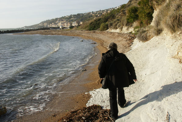 Dem Strand entlang zum Kaffee