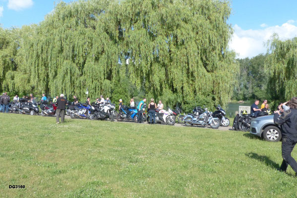 Motorräder auf dem Gondelfestplatz am Roxheimer Altrhein.