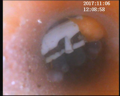 Schaden in Wasserleitung. Visuelle Inspektion mit 6mm Kamera. Lokalisierung mit 6.4mm Mikrosonde mit 33kHz