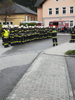 Die angetretenen Mannschaft bei der Schlussbesprechung nach erfolgreicher Übung