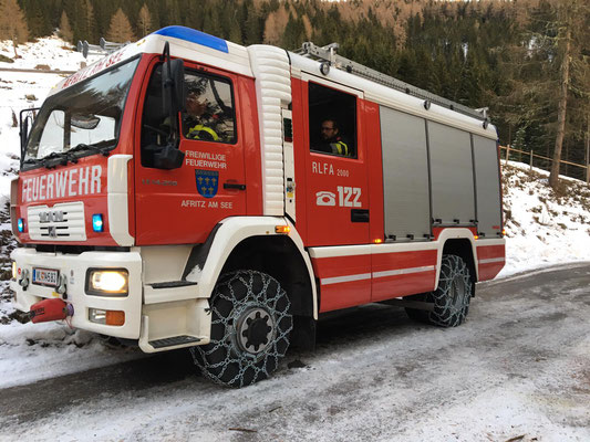 Um zum Einsatzort zu gelangen mussten alle Fahrzeuge Schneeketten montieren