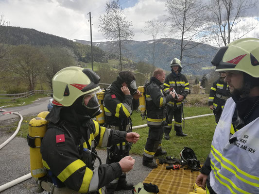 Atemschutztrupp der FF Afritz am See beim Ablegen nach erfolgreichem Einsatz