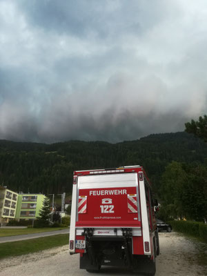 Dieses Bild wurde wenige Minuten vor dem Unwetter während einer Übung aufgenommen. Zu sehen ist, wie sich die Front Richtung Tal wälzt.