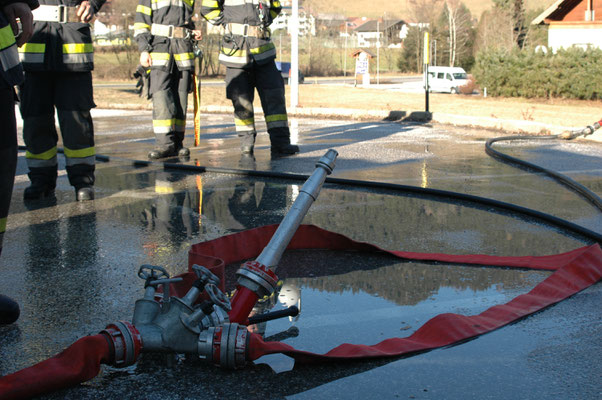 Aufbau eines mobilen Wasserwerfers mit einem B-Strahlrohr