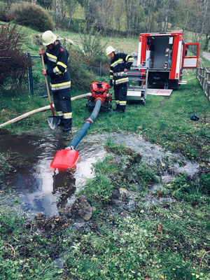 Durch Aufstauen des Wassers konnte dann aber ausreichend Löschwasser zur Verfügung gestellt werden.