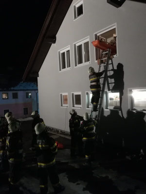 Bei Bergungen mittels Schleifkorbtrage hält der Trupp im Haus das Gewicht der Person im Korb. 