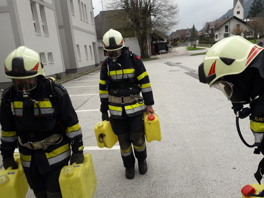 Das Gehen unter schwerer Last mit je zwei Kanistern zu je 20kg