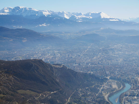 Belle vue en plongée sur La Bastille et Grenoble.  Au fond à gauche, le massif du Taillefer.
