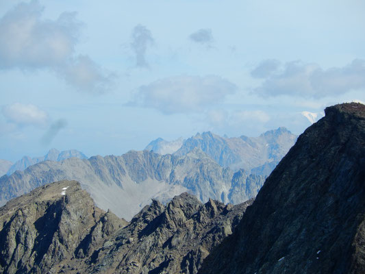 Caché derrière le bout des Rochers Rouges, le Mont Blanc.