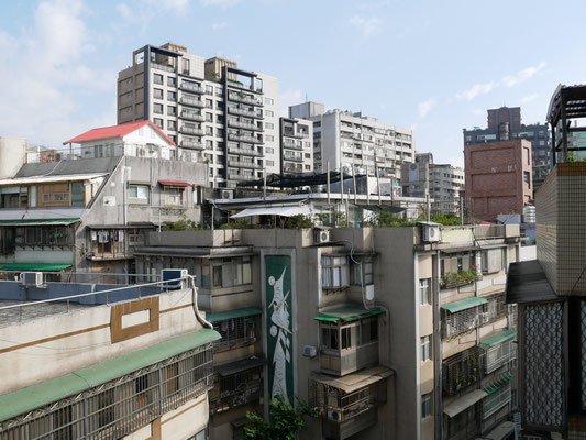 Architecture typiquement moche, avec un habitat en roof-top typiquement illégal.