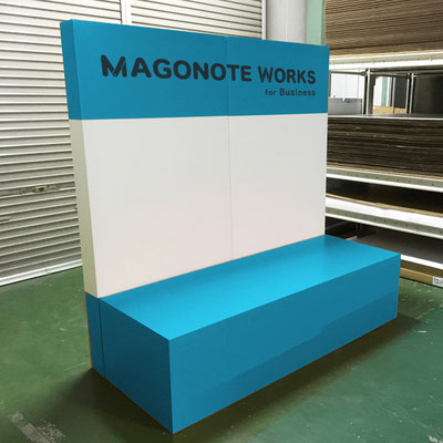 バックパネル付き展示台
