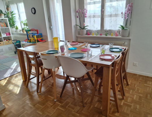 Essbereich mit gedecktem Tisch in der Kinderbetreuung Tagesmutter Carmelita