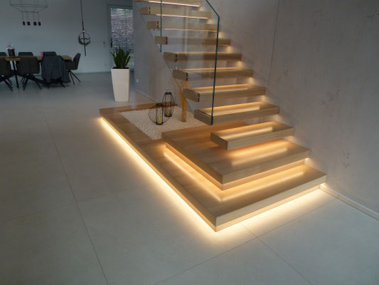 Treppe zum Obergeschoss mit stufenintegrierter Beleuchtung 