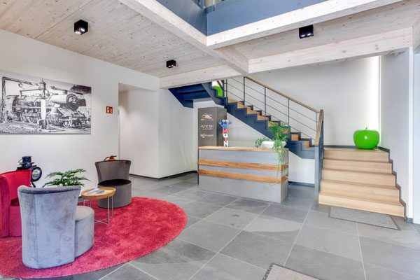 Büro zwischen den Gleisen – Foyer mit Treppe