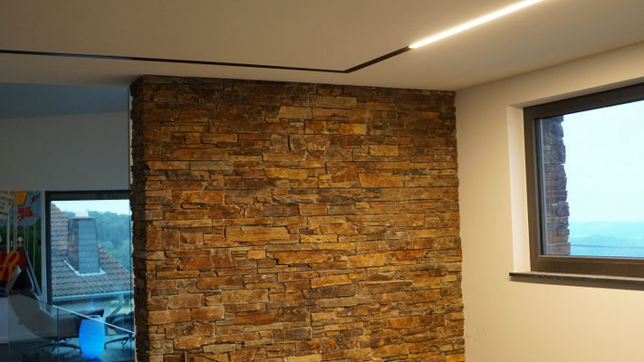 Deckenintegriertes Profil mit breit abstrahlender, linearer Lichteinheit