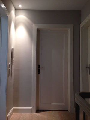 Lichtdesign Flur mittels Deckeneinbauspots – Lichtplanung für ein Einfamilienhaus in Köln