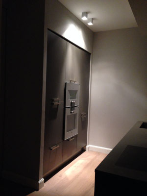 Deckenaufbauspots spenden ihr Licht in der Küche genau dort, wo es benötigt wird –  Lichtplanung für ein Wohnhaus in Köln