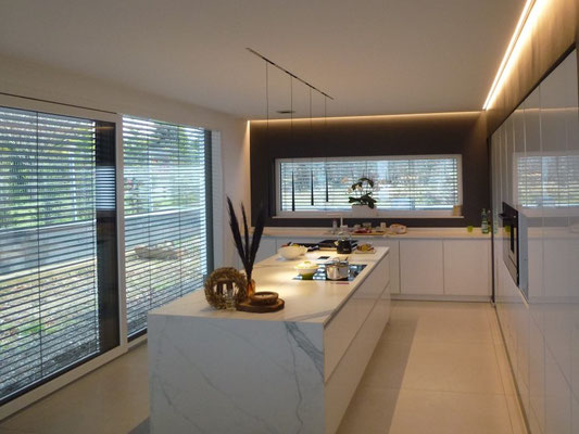 Deckenintegrierte Lichtfugen mit breitabstrahlenden Lichteinheiten spenden sowohl Arbeits- als auch Ambientelicht