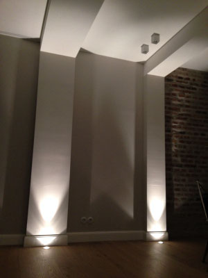 Bodeneinbauspots im Wohnbereich betonen die vorhandene Architektur – Lichtplanung für ein Wohnhaus in Köln