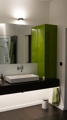 Die Unterleuchtung des Waschtisches kann nachts (gedimmt und mit Bewegungsmelder) als WC-Licht genutzt werden