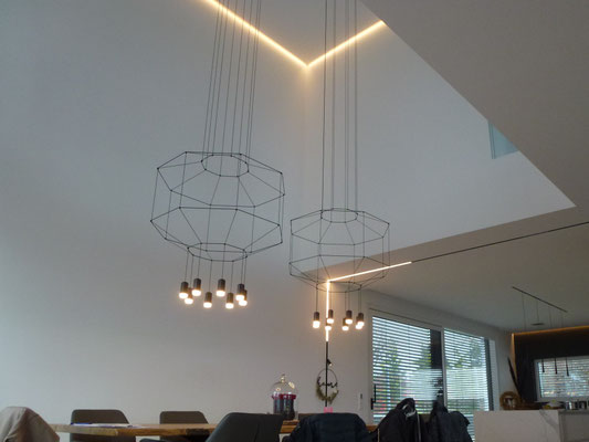 Licht für den Esstisch spenden die filigranen Pendelleuchten WIREFLOW von VIBIA 