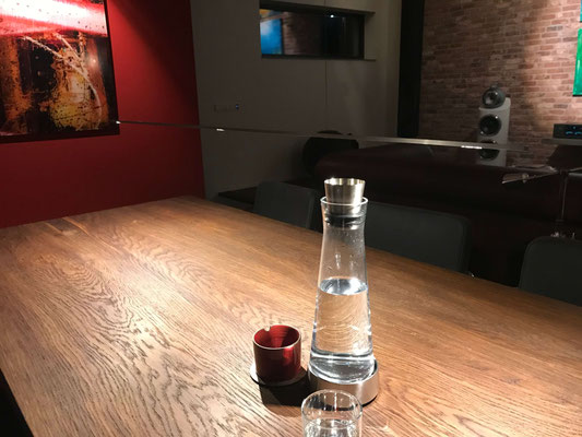 Filigrane Pendelleuchte LEICHTSINN mit fast unsichtbarer Lichtaustrittsfläche