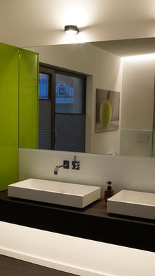 Licht fürs Bad aus versteckten Lichtlinien für die Grund- /Ambientebeleuchtung und abgeblendeter Spiegelbeleuchtung