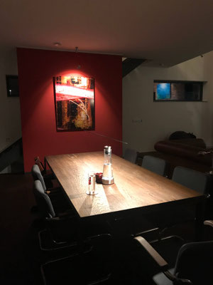 Filigrane Esstisch- und Bildbeleuchtung 