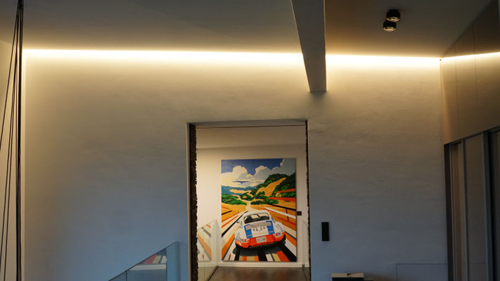 Die am Übergang der Wand / Decke versteckte Lichtlinie spendet, je nach Dimmeinstellung Allgemein- oder Ambientelicht