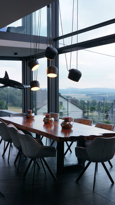 Essbereich mit  Pendelleuchte AIM von Flos