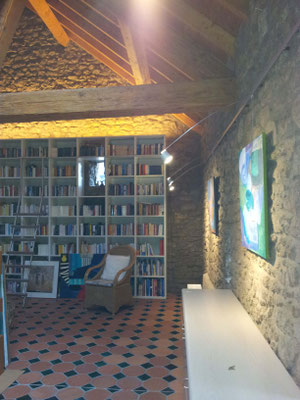 Indirekte Bleuchtung in einer  Galerie in einer umgebauten Scheune, Berndorf / Eifel