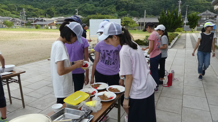 夕方からは飯盒炊爨に挑戦！慣れない火おこしや調理に悪戦苦闘していましたが、グループで協力しながらカレーを作り上げました。苦労して作ったカレーは格別だったと思います。