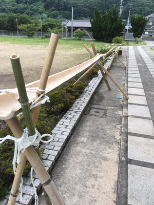 サマーキャンプの３日目、須磨学園の皆さんは午後から白石島に移動し、海水浴やシーカヤック、ビーチスポーツをしました。 皆さんが白石島に出かけている間、島づくり海社のスタッフは夜からの夏祭りに向けて準備をしました。これは流しそうめんの樋の完成図。