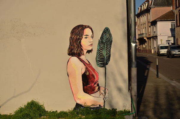 Dame à la feuille