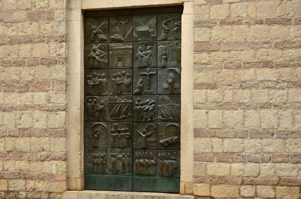 Porte sculptée de l'église Sainte-Marie, Kotor, Monténégro