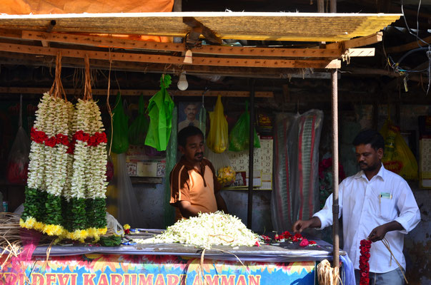 Vendeurs de guirlandes destinées aux offrandes (Chennai)
