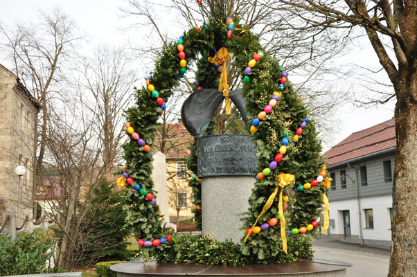 Décor de Pâques devant l'église de Neuschönau (Bavière, Allemagne)