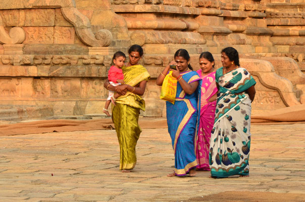 Femmes en sari visitant le temple (Darasuram)