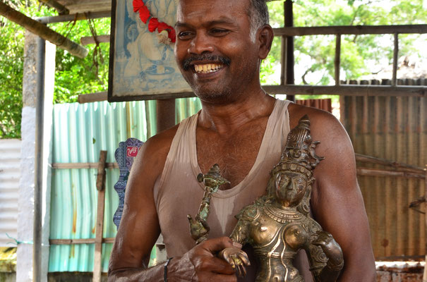 Sculpteur présentant ses œuvres (Tanjore)